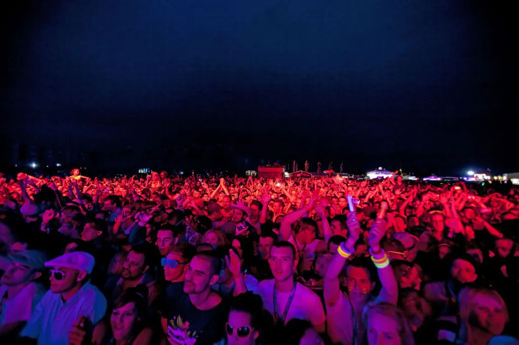 Faithless performing at Global Gathering 2010